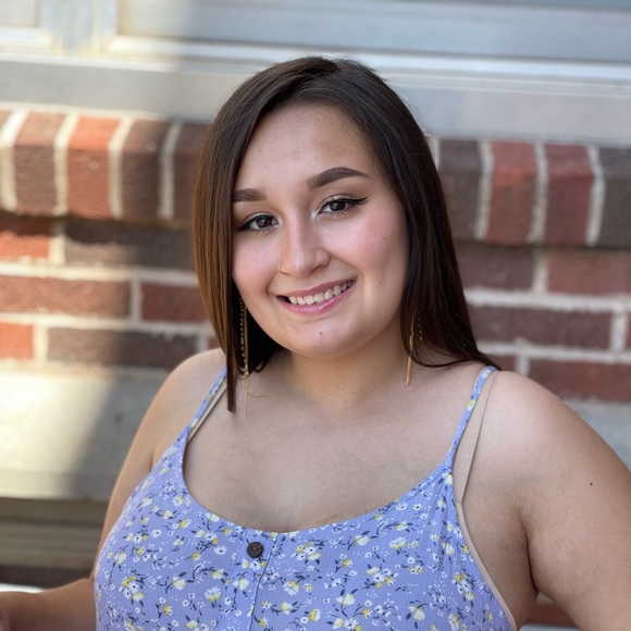 Meet your Posher, Alyssa - Picture 1 of 2